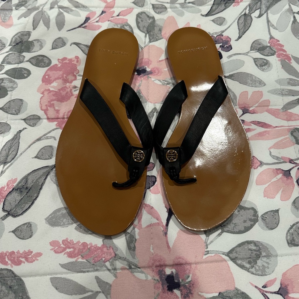 Tory Burch summer sandals in great condition.